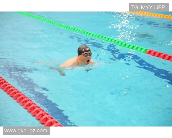 游泳比赛与锻炼：提升竞技水平与身体素质的有效训练方法与技巧分享